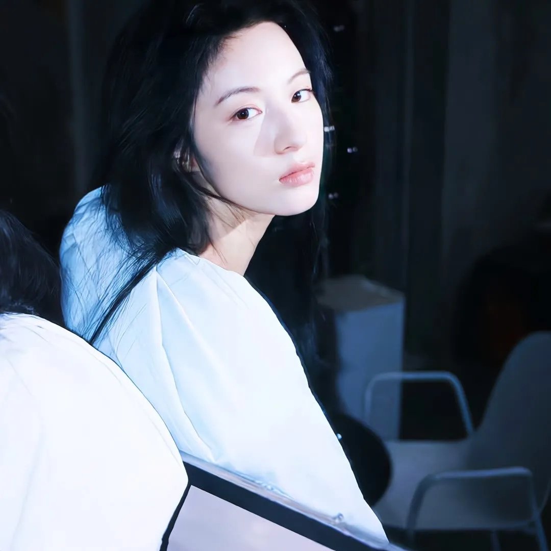 庭院里的女人 海报